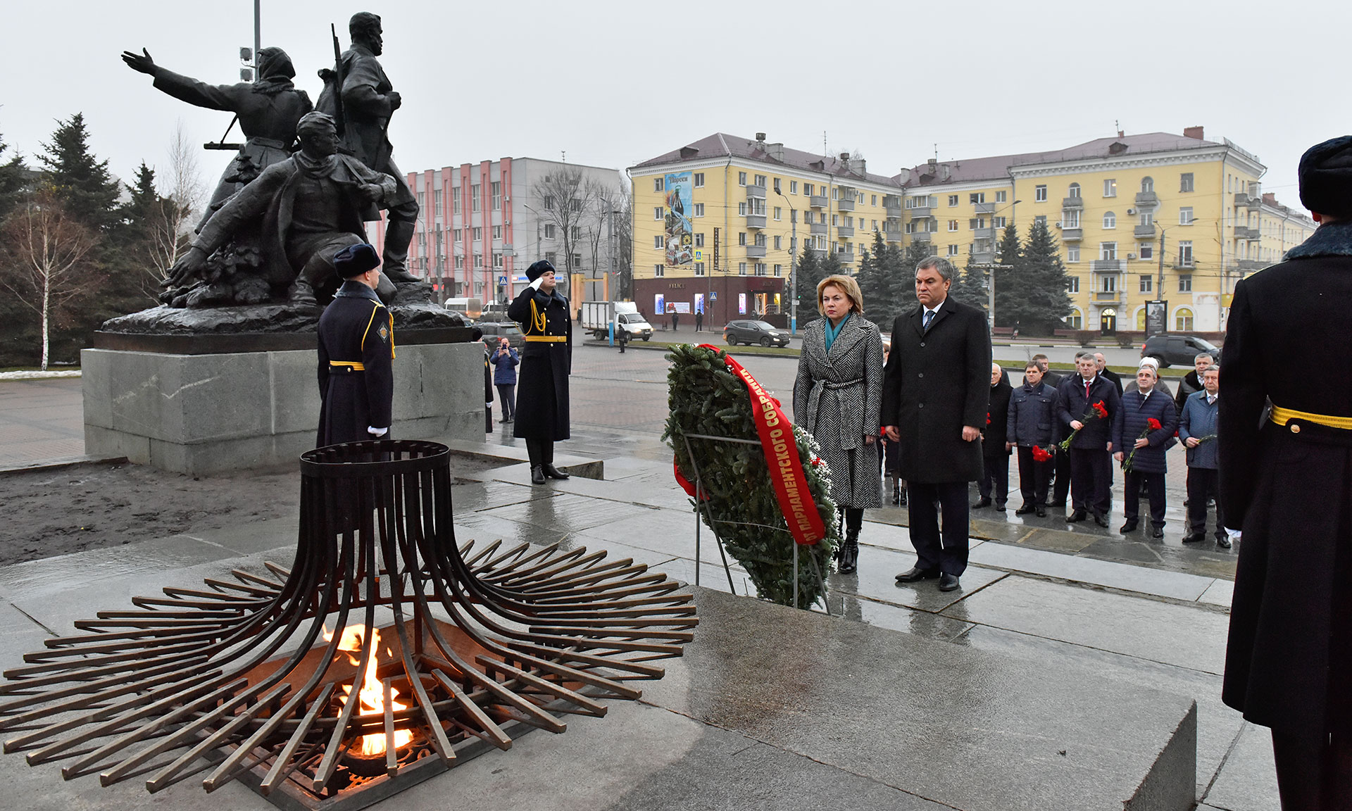Участники 53-й сессии Парламентского Собрания Союза Беларуси и России возложили цветы к Вечному огню на Площади Партизан