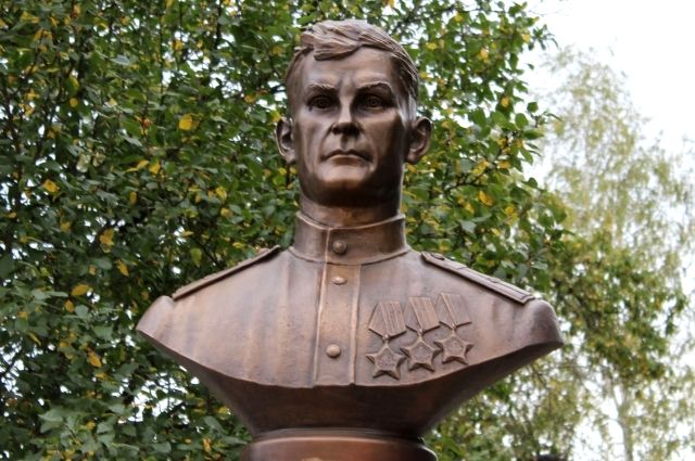 Главное событий 2017 года? Глава администрации Карачевского района Людмила Лужецкая: «На Аллее Героев установлен бюст полному кавалеру ордена Славы И.С.Кузнецову…»