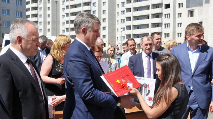 Александр Богомаз вручил ключи от новых квартир брянским сиротам