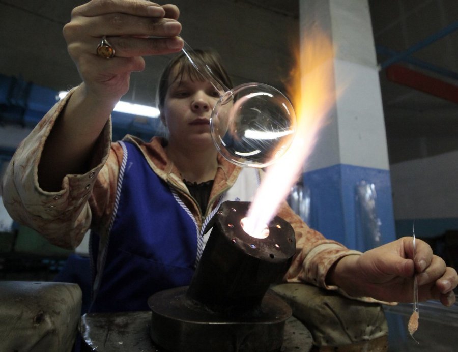 Валентин Селезнев вернет былую славу   заводу «Старглас» в поселке Старь