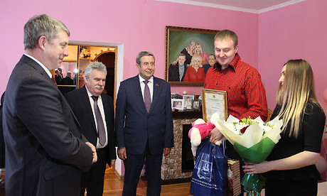 Брянская семья получит ежемесячную выплату за первенца