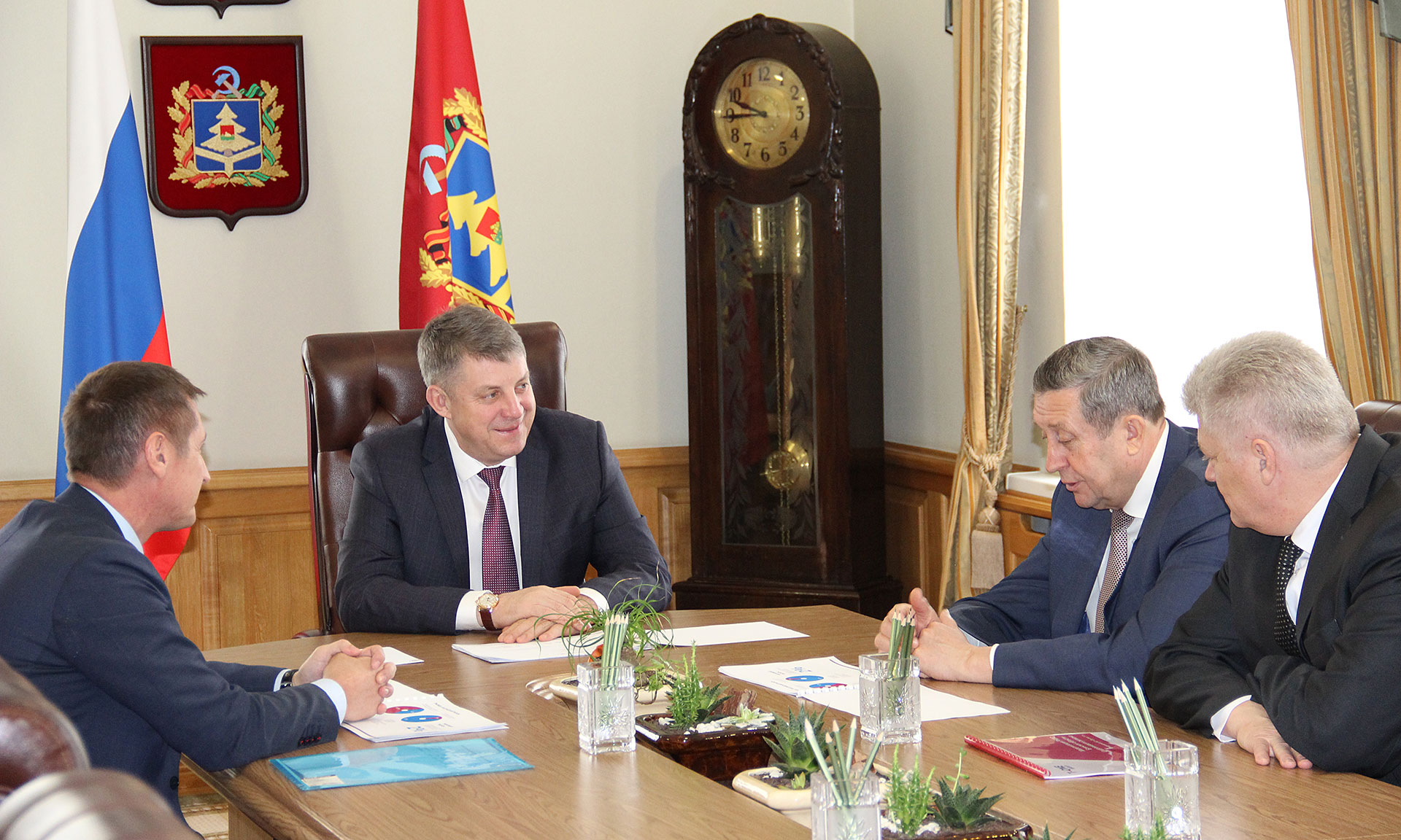 Александр Богомаз 13 февраля провел рабочую встречу с с генеральным директором АО «Метаклэй» Сергеем Штепой