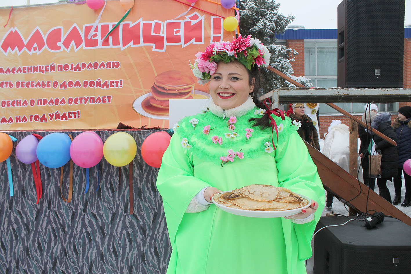 Песнями и блинами весну встречали…