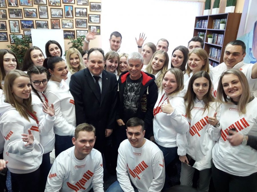 Олег Газманов в Брянске посетил штаб кандидата в президенты Владимира Путина