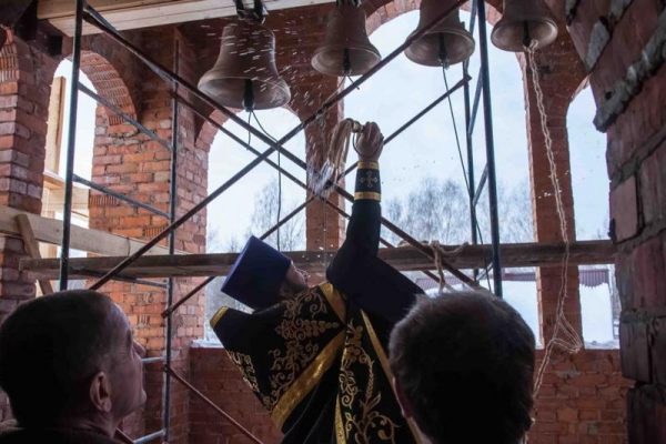 В городе Дятьково  осветили колокола