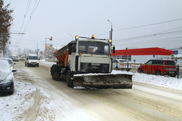 В  праздничные дни коммунальщики Брянска и районов области продолжают уборку улиц от снега