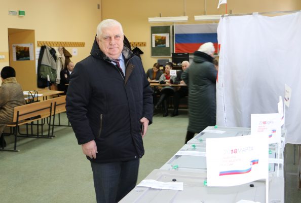 Александр Войтович проголосовал на своем избирательном участке