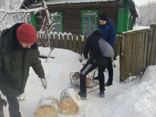 Волонтеры из Унечи  помогают одиноким пенсионерам