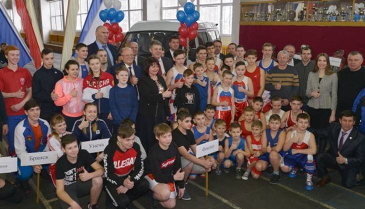 Валуев передал Брянской федерации бокса ключи от нового микроавтобуса