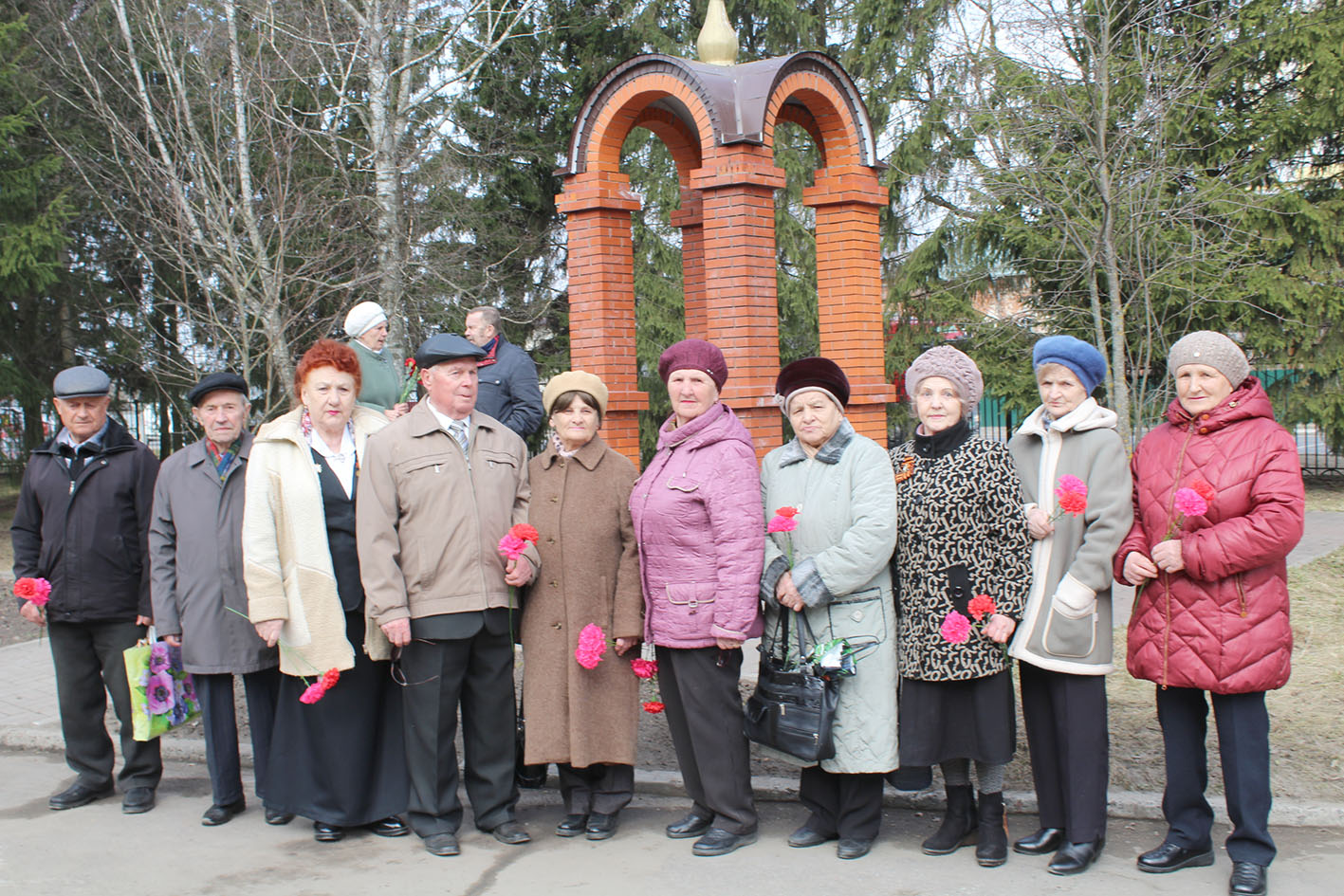 «Люди мира, на минуту встаньте…»