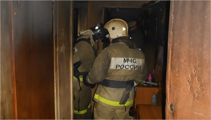 Брянские пожарные спасли человека из горящей квартиры