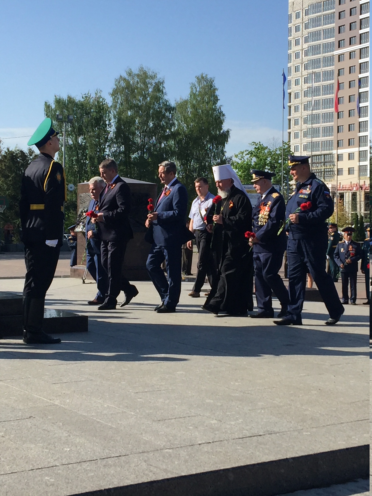 В Брянске празднование 9 мая началось с возложения цветов