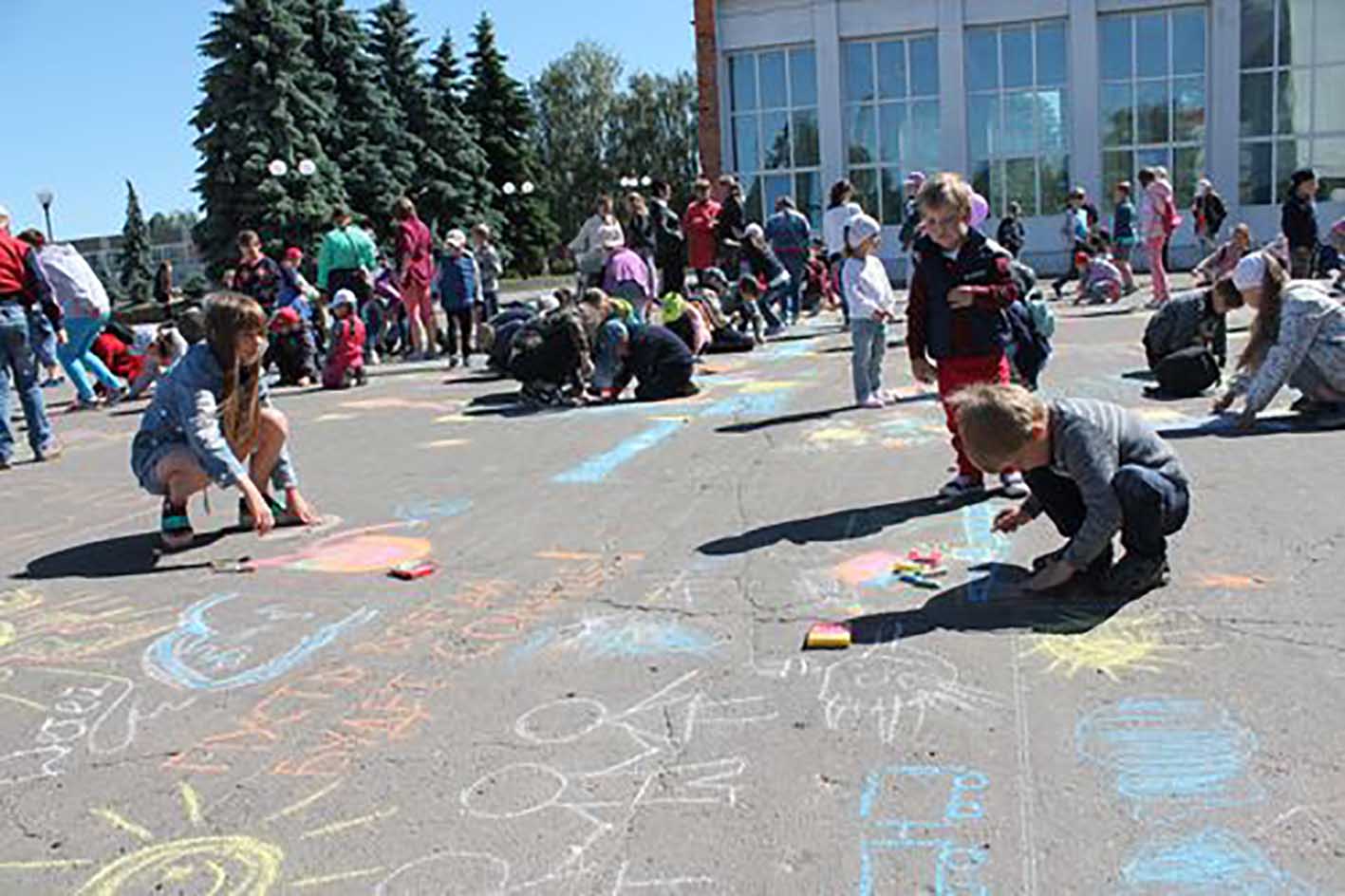 Девчонки и мальчишки, а также их родители…