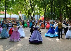 Средь шумного бала…