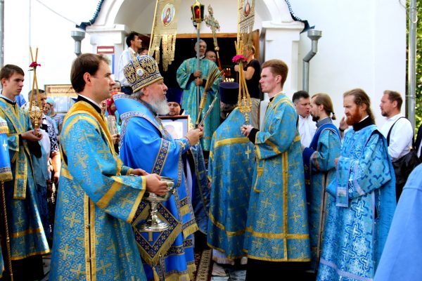 В день Казанской иконы Божией Матери митрополит Брянский и Севский  Александр возглавил престольное торжество в храме поселка Навля