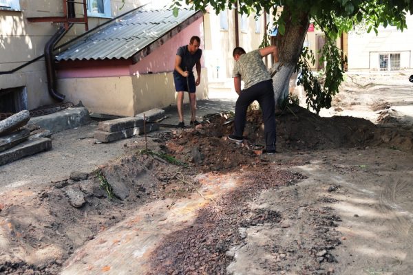В г. Клинцы Брянской области благоустраивают дворы, вошедшие на 2018 год в «Комфортную городскую среду»