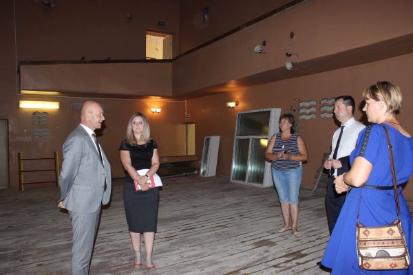 Замгубернатора Александр Коробко проконтролировал ремонтные работы в рамках проекта «Местный Дом культуры» в Почепском районе