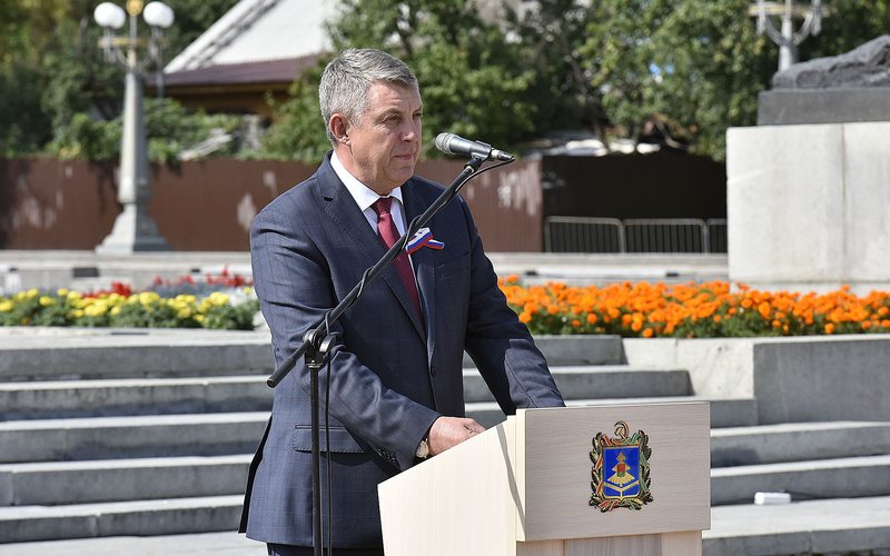 Губернатор Брянской области Александр Богомаз поздравил жителей региона с Днем флага