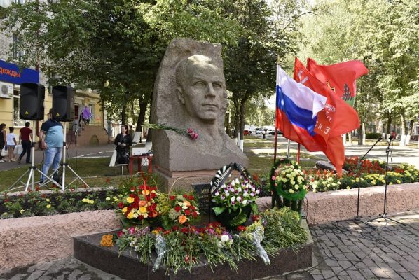 120-летие партизана и писателя Дмитрия Медведева брянцы отметили митингом в День Флага