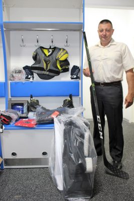 Юные хоккеисты из п.Суземка Брянской области получили форму от губернатора