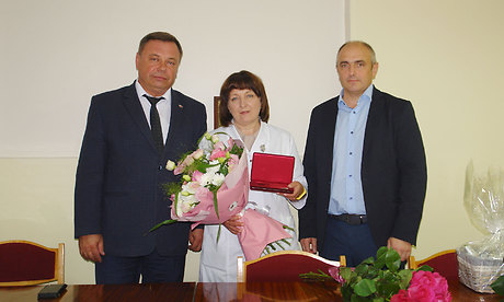 Владимир Оборотов поздравил главного врача Брянской городской больницы № 4 с присвоением почетного звания «Заслуженный врач Российской Федерации»