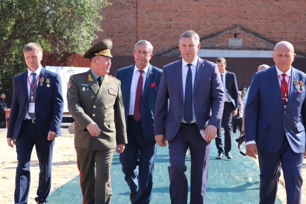 В город Клинцы Брянской области на 90-летие автокранового завода приехало более полусотни гостей из России, ближнего и дальнего зарубежья