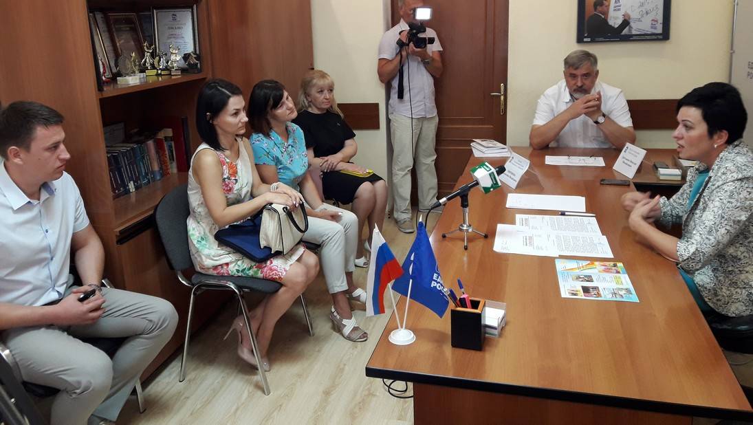 Депутат государственной Думы Валентина Миронова провела в Брянске приём граждан