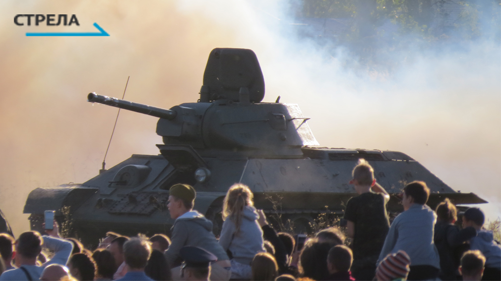 Тысячи  зрителей  собрались на старом  аэропорту посмотреть реконструкцию освобождения Брянска