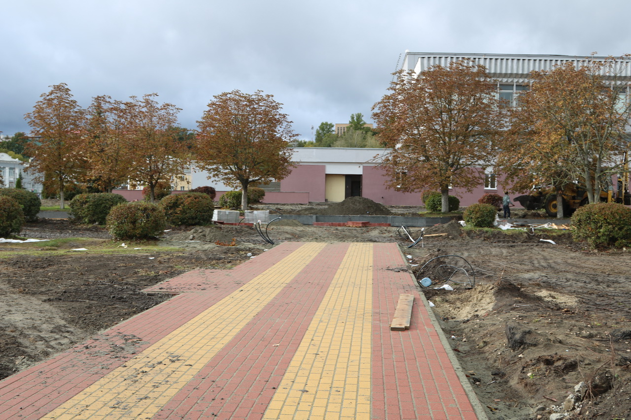 В Брянске возле «Дружбы» новые дорожки