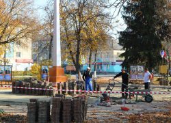 В сквере им. В.И. Ленина  Брянской области завершается укладка  плитки