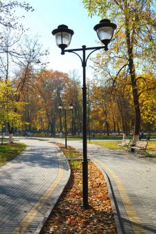 В Брянске в парке железнодорожников ремонтируют ограждения