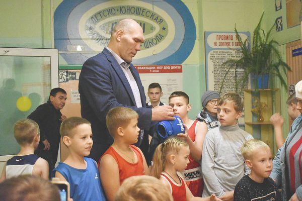 Николай Валуев подарит дятьковским боксерам ринг