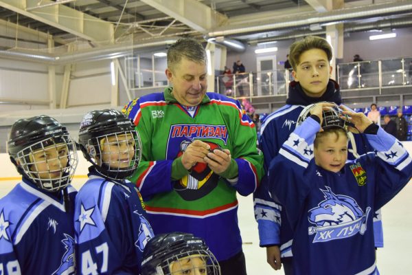 Губернатор Брянской области Александр Богомаз открыл в Клинцах новый сезон «Ночной хоккейной лиги»