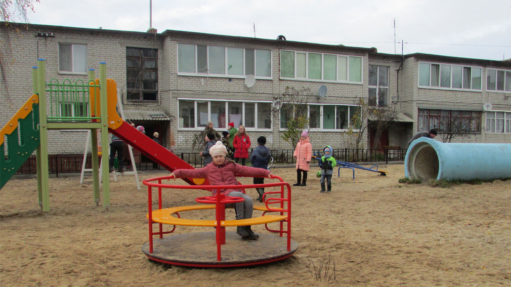 В брянском поселке Локоть благоустроили две дворовые территории