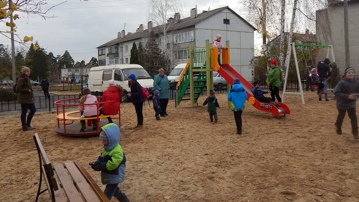 В п. Локоть Брянской области завершен ремонт во дворах многоэтажек