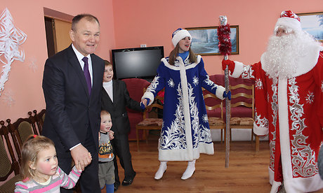 Заместитель губернатора Брянской области  вручил новогодние подарки воспитанникам приюта