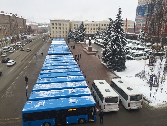 Полпред Президента и брянский губернатор вручили муниципалитетам 114 автобусов