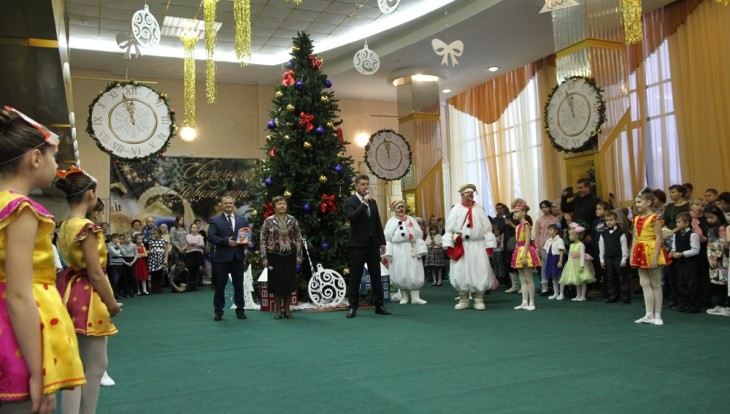 Власти Брянска подарили новогодний праздник маленьким сиротам