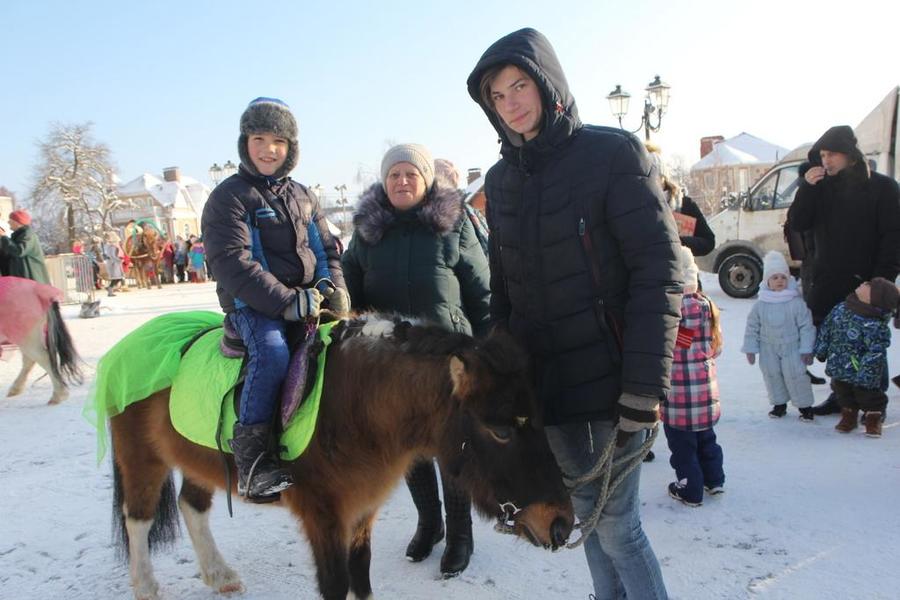 Возле Брянского Кафедрального собора 500 детей покатались на лошадях