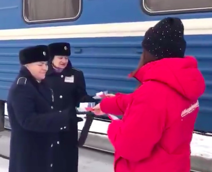 Брянские активисты поздравили железнодорожников с Новым годом