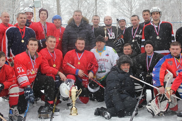 Губернатор Брянской области Александр Богомаз посетил турнир по хоккею в Стародубе