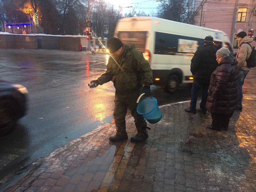 Брянские дорожные службы  борятся с гололедом