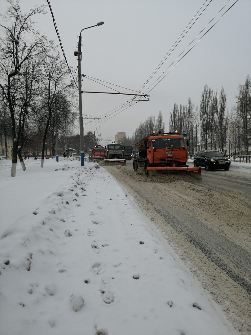 Дорожные службы Брянска ведут борьбу со снегом