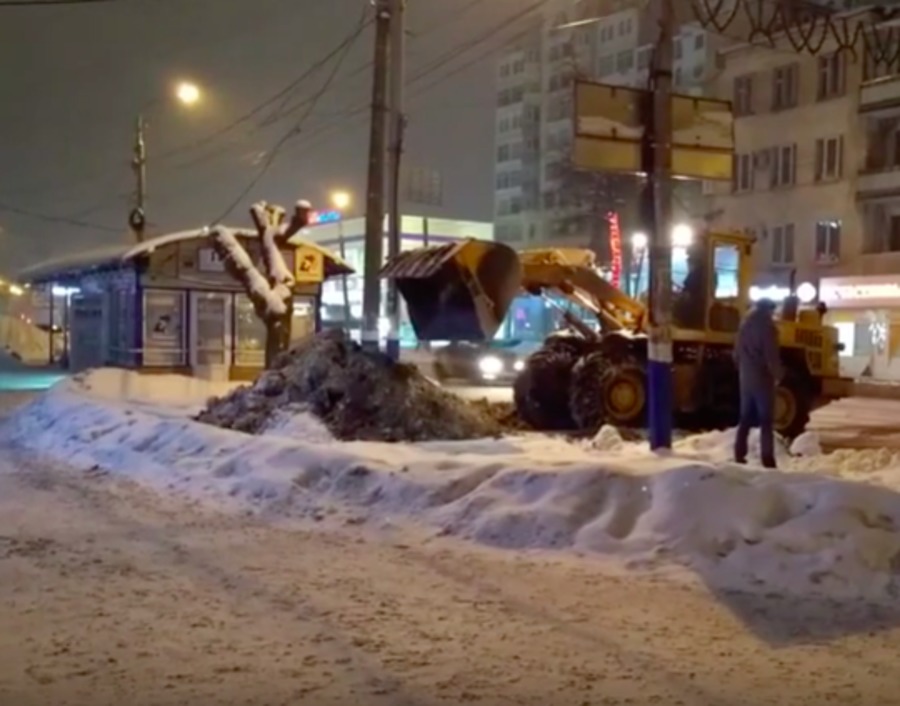 Брянские дорожники приступили к уборке новогоднего города
