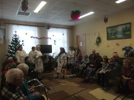 Летошницкие артисты порадовали бабушек и дедушек Жуковского дома-интерната