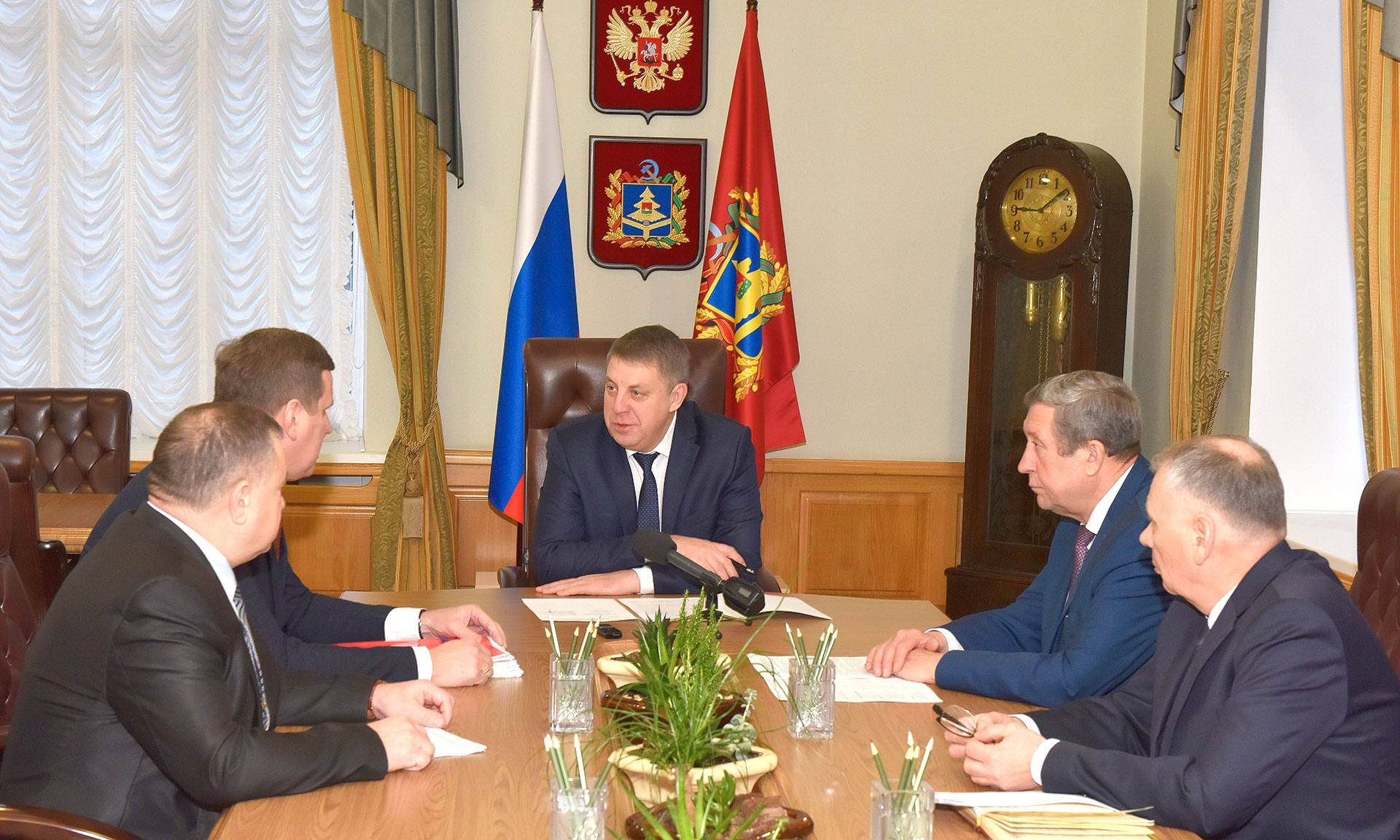 Губернатор Брянской области Александр Богомаз пообещал помочь достроить в Жуковке ФОК