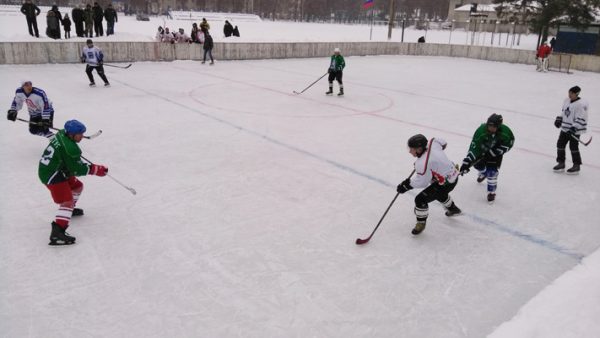 В брянской Жуковке проходит межрайонный турнир по хоккею