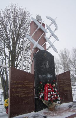 На Брянщине  ухаживают за памятниками в любое время года.