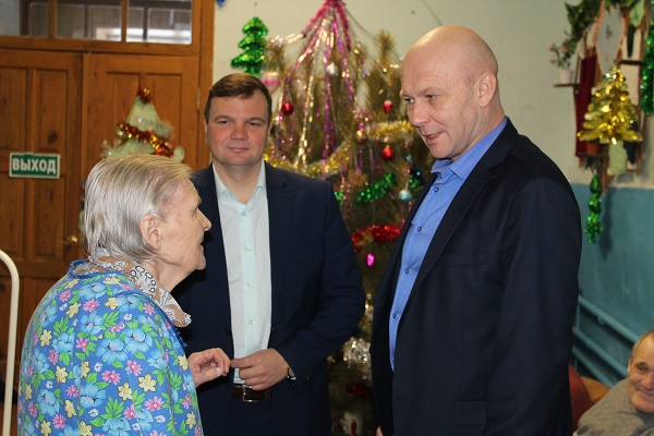 Заместитель губернатора Брянской области  поздравил с Рождеством постояльцев Стародубского центра соцобслуживания населения