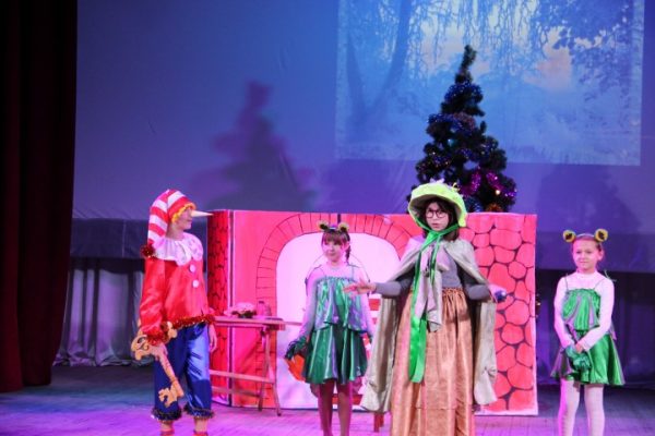 Новогодний спектакль для детей Брасовского района Брянской области подготовили кружковцы Дома детского творчества